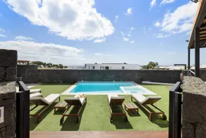 Villa with barbecue, terrace & private pool - Image 3