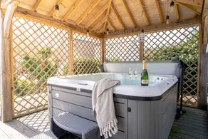 Cottage with terrace, hot tub & garden | Beach view - Image 5