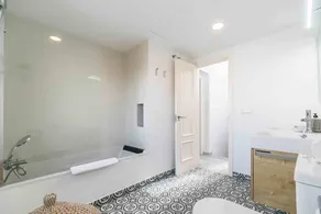 Vacation Home 'Horizon Indulgence' with Sea Views, Wi-Fi and Air Conditioning - Image 4