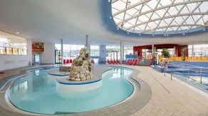 Family-oriented lovely flat with hot tub, garden & pool - Image 2