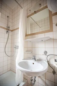 Flat with garden & pool - Image 5