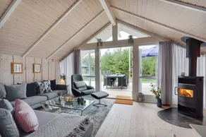 Holiday home with terrace - Image 5