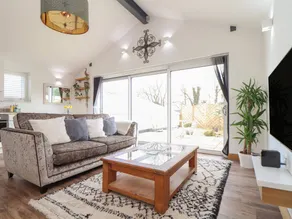 Fully equipped cottage with garden - Image 3
