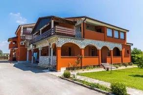 Apartamento con jardín, terraza y piscina climatizada - Image 3