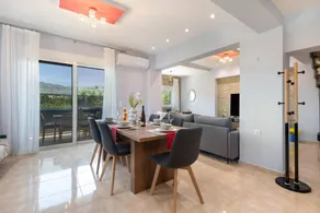 Three-Bedroom Apartment with Balcony, Hot Tub, Wi-Fi, and Air Conditioning - Image 4