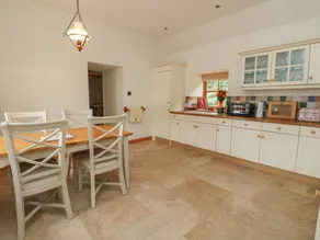 Children-friendly lovely cottage with garden - Image 5