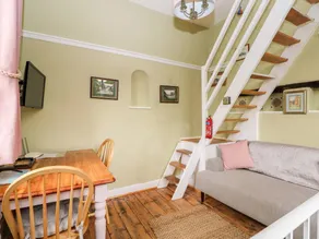 Beautiful cottage with terrace & garden - Image 4