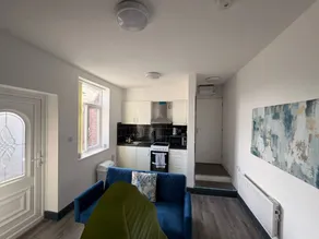 Apartment Sleeps 3 - Free Parking & Balcony - Image 3