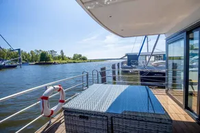 Boat with garden - Image 5