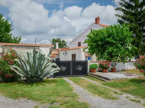 Cottage with pool - Image 2