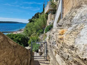 Apartment with terrace & garden - Image 3