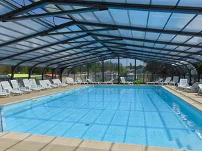 Mobilheim mit beheiztem Pool und Terrasse - Image 3
