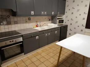 House for 9 Guests with Private Garden - Image 3
