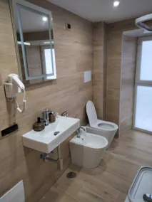 Dedicated room with jacuzzi | City view - Image 4