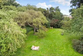 Spacious house with terrace - Image 2