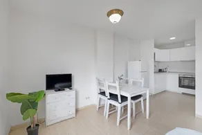 Appartement de vacances avec terrasse et internet haut débit | Vue ville | Parfait pour le travail à distance - Image 4