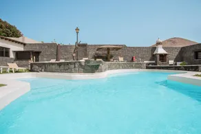 Holiday apartment with terrace, garden & pool - Image 5