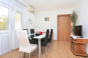 Holiday apartment with barbeque & terrace - Image 3