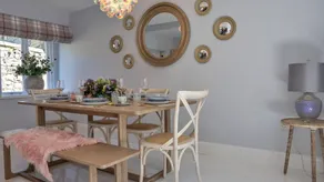 Voll ausgestattetes Ferienhaus mit Terrasse und Garten - Image 2