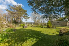 Family-friendly cottage with garden - Image 2