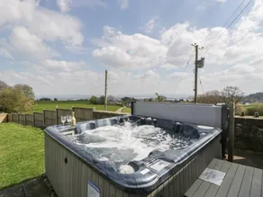 Cottage with hot tub & garden - Image 2
