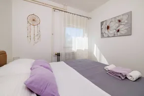 Apartamento vacacional con barbacoa, terraza y jardín | Vistas al jardín - Image 2