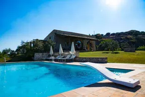 Villa mit privatem Pool, Terrasse und Garten - Image 2