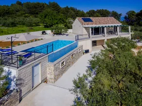 Villa apta para familias con jardín, terraza y barbacoa | Vistas a la piscina - Image 2