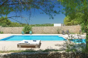 Family-oriented beautiful private room with pool - Image 2