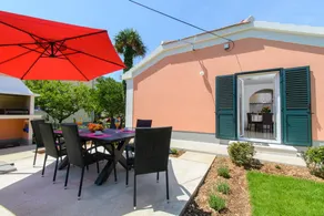 Holiday home with garden & terrace - Image 3