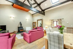 Cottage with hot tub & garden - Image 4
