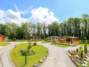 Family-oriented cottage with garden - Image 2
