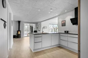 Children-friendly house with BBQ, terrace & hot tub - Image 3