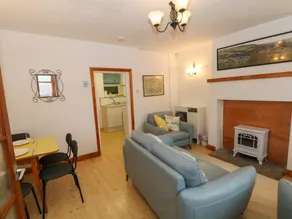 Cottage with garden & terrace - Image 3