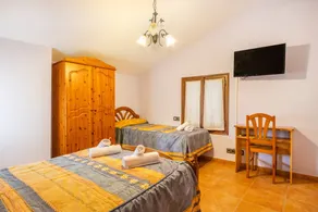 Chambre privée adaptée aux familles avec piscine, internet haut débit et jardin | Vue montagne - Image 3