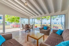 Holiday home with garden & terrace - Image 4