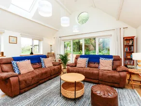 Cottage with garden, hot tub & BBQ - Image 4