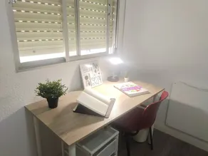 Atractiva habitación en casa de familia - Image 4
