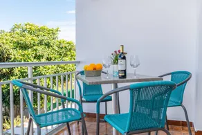 Apartment with terrace - Image 3