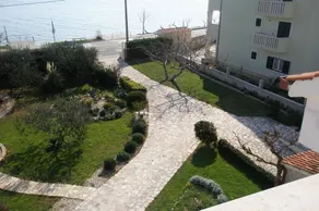 Apartment with garden & barbeque | Beach view - Image 2