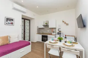 Maravilloso apartamento vacacional apropiado para familias con internet de alta velocidad y terraza | Cerca Castillo Ursino | Vistas a la ciudad | Acepta mascotas - Image 3