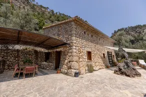 Holiday home with barbeque, pool & garden | Mountain view | Suitable for remote work - Image 3