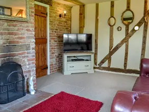 Cottage with terrace, barbecue & hot tub | River view - Image 3