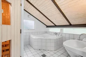 Fully equipped beautiful holiday home with terrace, sauna & jacuzzi - Image 5