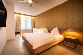 Apartment with garden & pool - Image 3