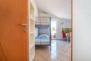 Child-friendly flat with garden | Garden view - Image 3
