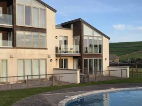 Cottage with garden & pool - Image 3