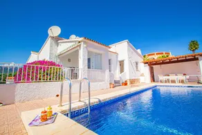 Villa with barbecue, garden & private pool - Image 5