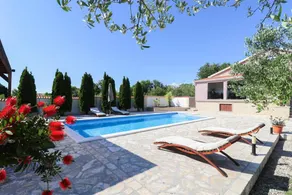 Fully equipped villa with terrace, garden & barbeque | Mountain view - Image 2