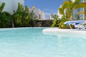 Beautiful holiday apartment with terrace, heated pool & garden - Image 3